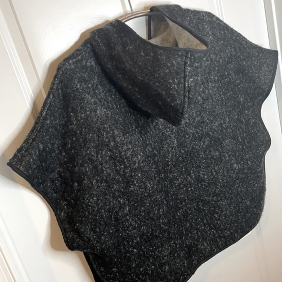 LOFT | Women’s Charcoal Gray / Black LOFT Hooded Poncho with Front Pockets - Picture 6 of 6